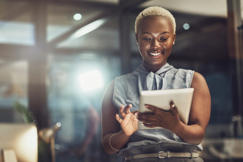 Mulher utilizando um Software de Comunicação Interna